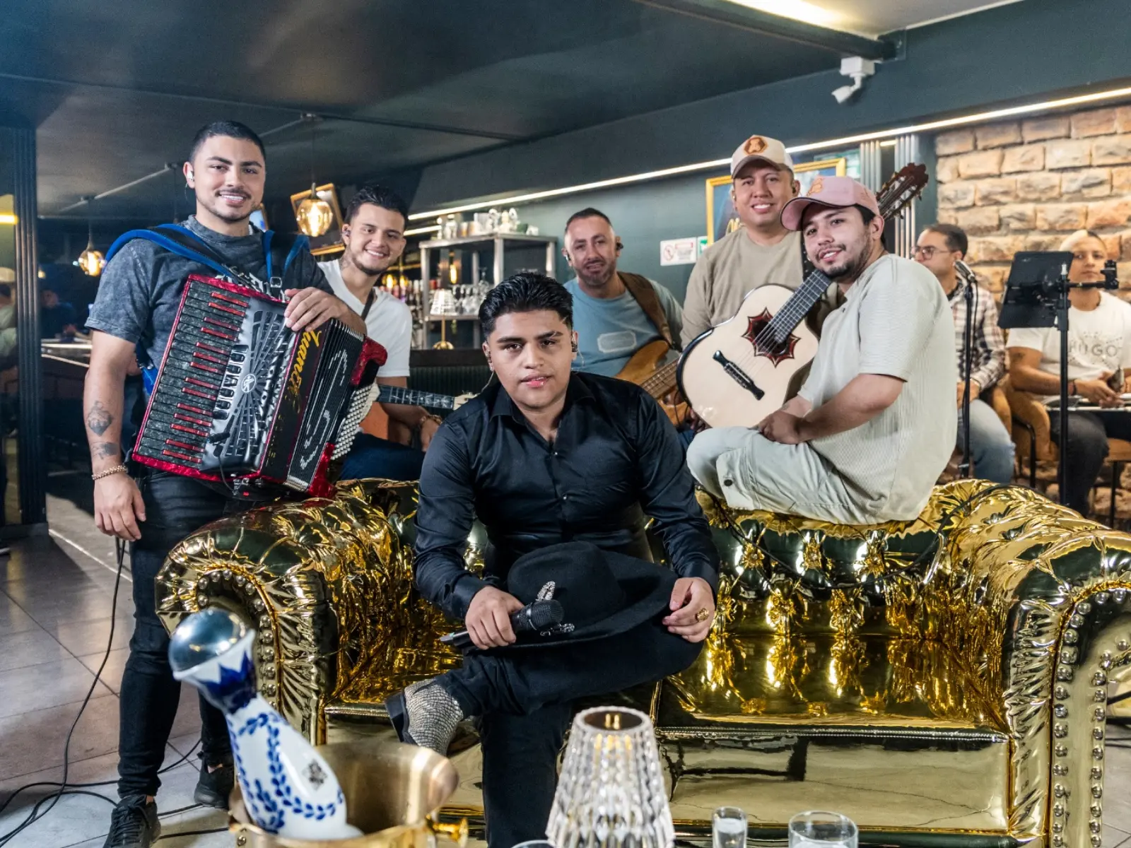 Juanma Cano acompañado por su banda